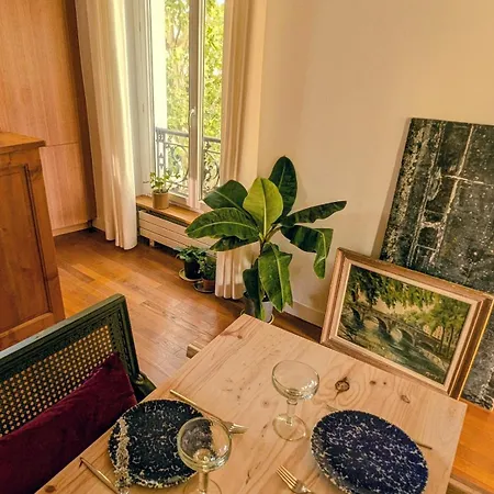 Parisian Charm, Sunny Apartment, Beautiful Views Paris