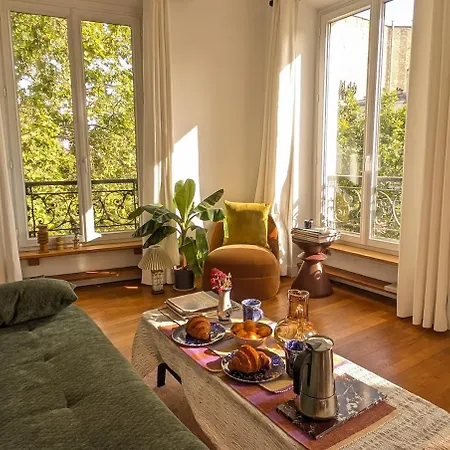 Parisian Charm, Sunny Apartment, Beautiful Views Apartment Paris