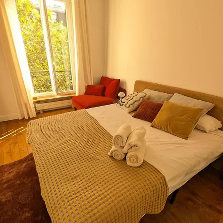 Parisian Charm, Sunny Apartment, Beautiful Views Paris