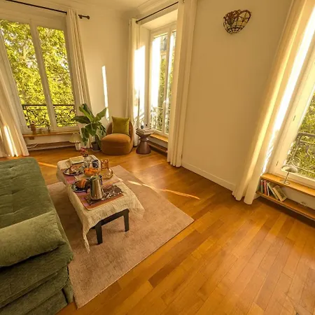 Parisian Charm, Sunny Apartment, Beautiful Views Apartment Paris