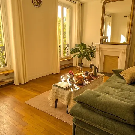 Parisian Charm, Sunny Apartment, Beautiful Views Paris
