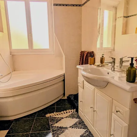 Parisian Charm, Sunny Apartment, Beautiful Views Apartment